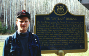 outlaw2.jpg (74716 bytes)